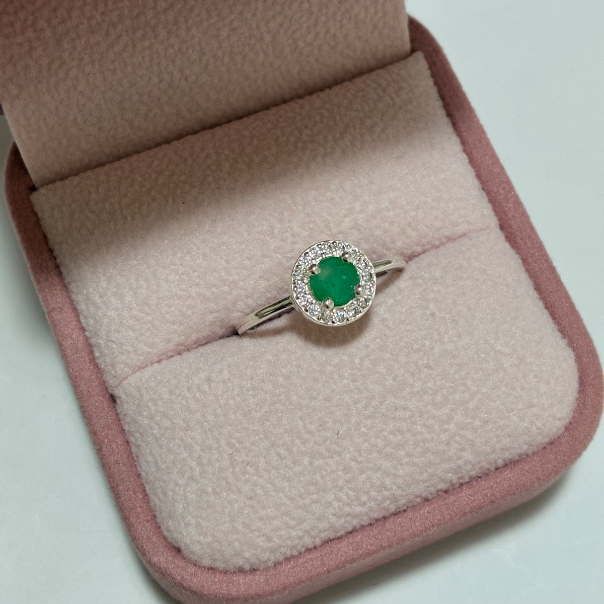 ANILLO CIRCULAR PIEDRAS BLANCAS PLATA 925 +ESMERALDA NATURAL TALLA 6