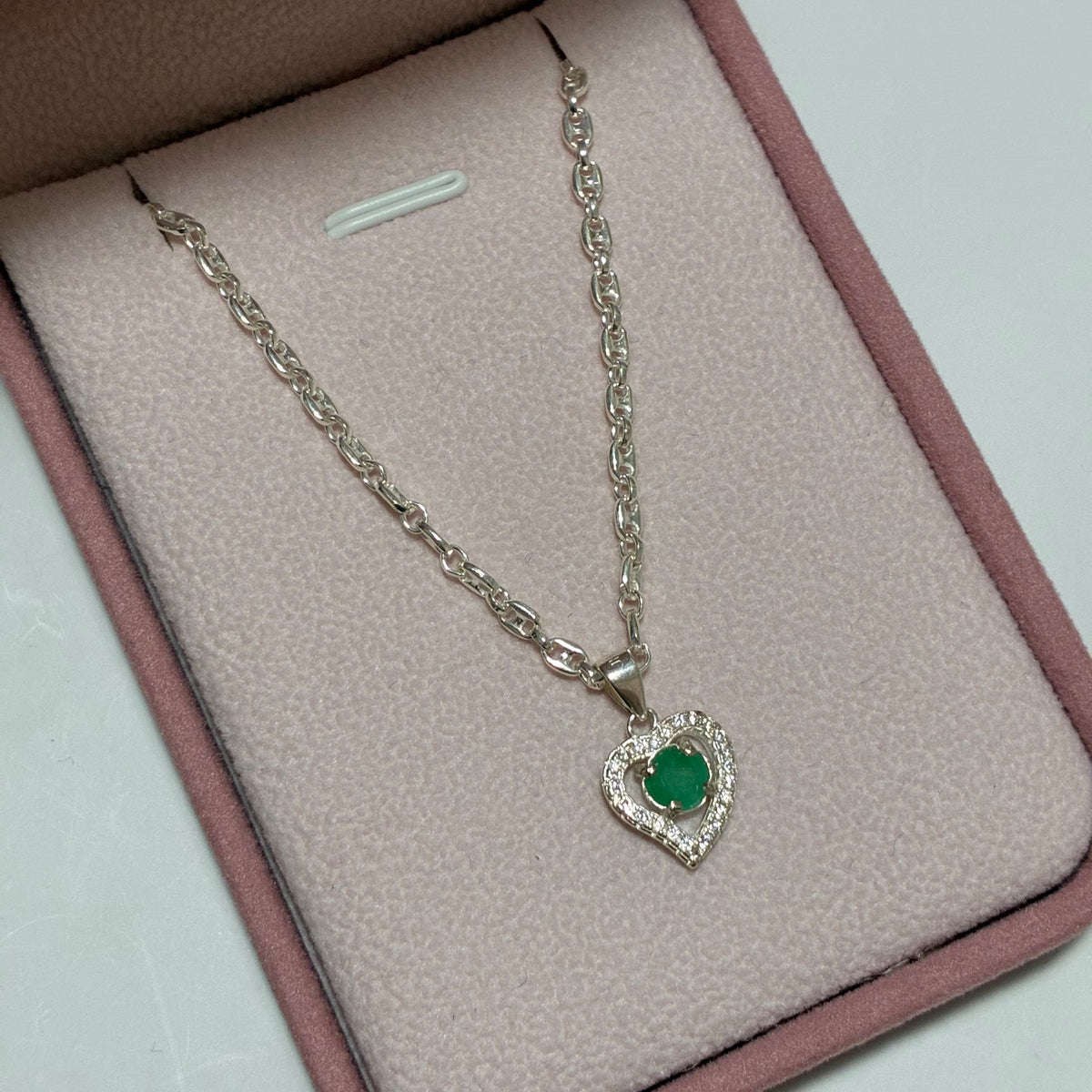 SET CADENA GRANO DE CAFE + DIJE SILUETA DE CORAZÓN + PIEDRAS BLANCAS + ESMERALDA NATURAL 45CM PLATA 925