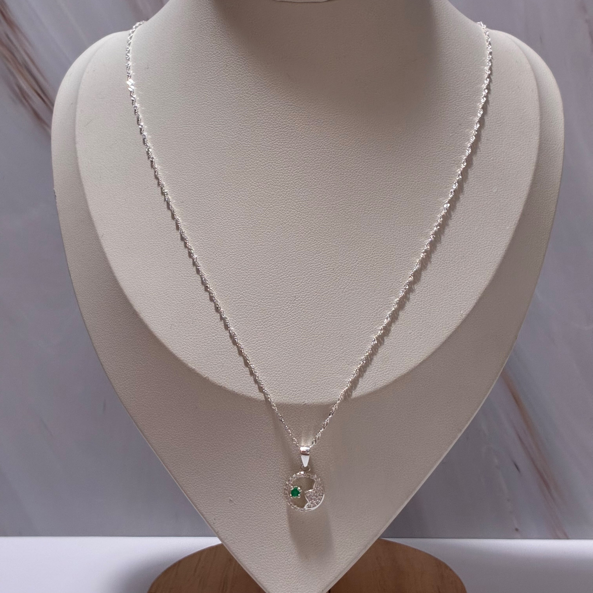 SET CADENA SINGAPUR + DIJE FLOR DE LOTO + PIEDRAS BLANCAS + ESMERALDA NATURAL 45CM PLATA 925