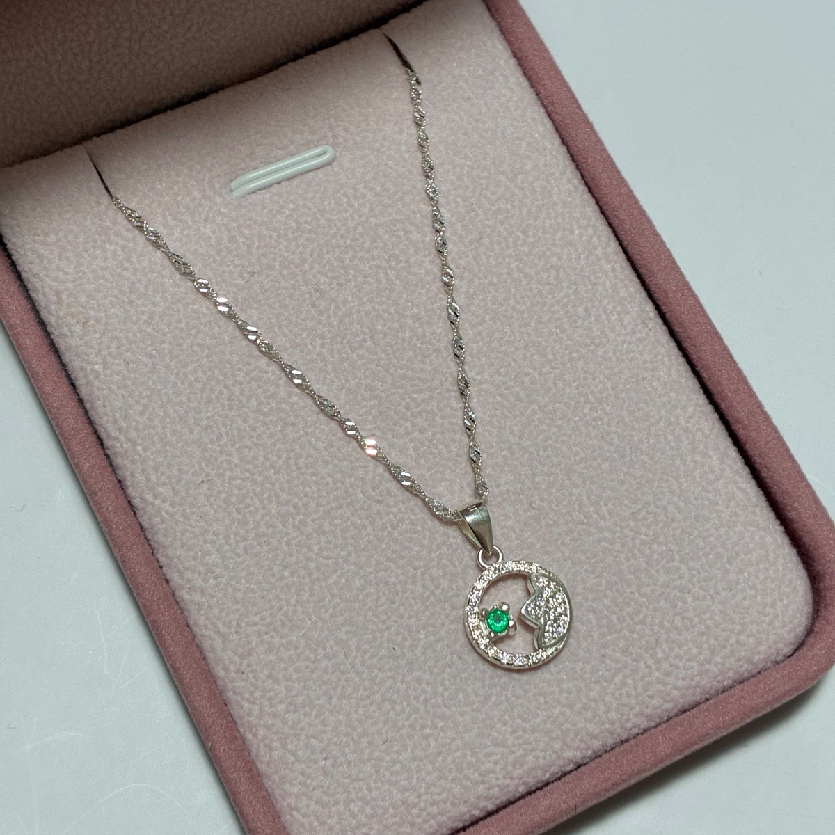 SET CADENA SINGAPUR + DIJE FLOR DE LOTO + PIEDRAS BLANCAS + ESMERALDA NATURAL 45CM PLATA 925