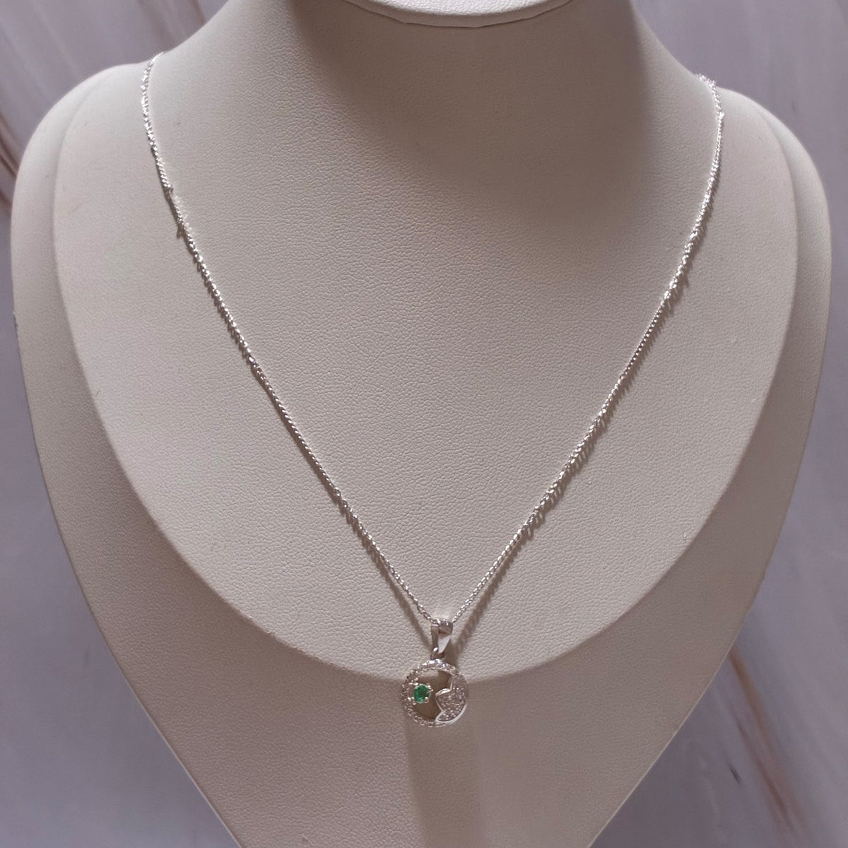 SET CADENA MINI CUBANA + DIJE FLOR DE LOTO + PIEDRAS BLANCAS + ESMERALDA NATURAL 45CM PLATA 925