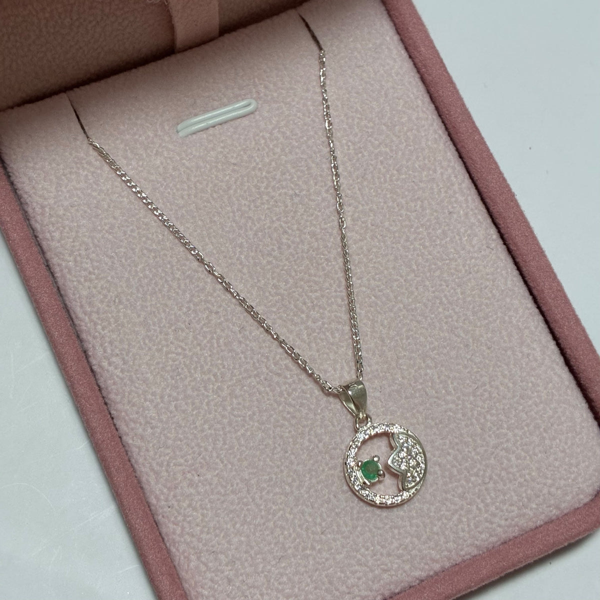 SET CADENA MINI CUBANA + DIJE FLOR DE LOTO + PIEDRAS BLANCAS + ESMERALDA NATURAL 45CM PLATA 925