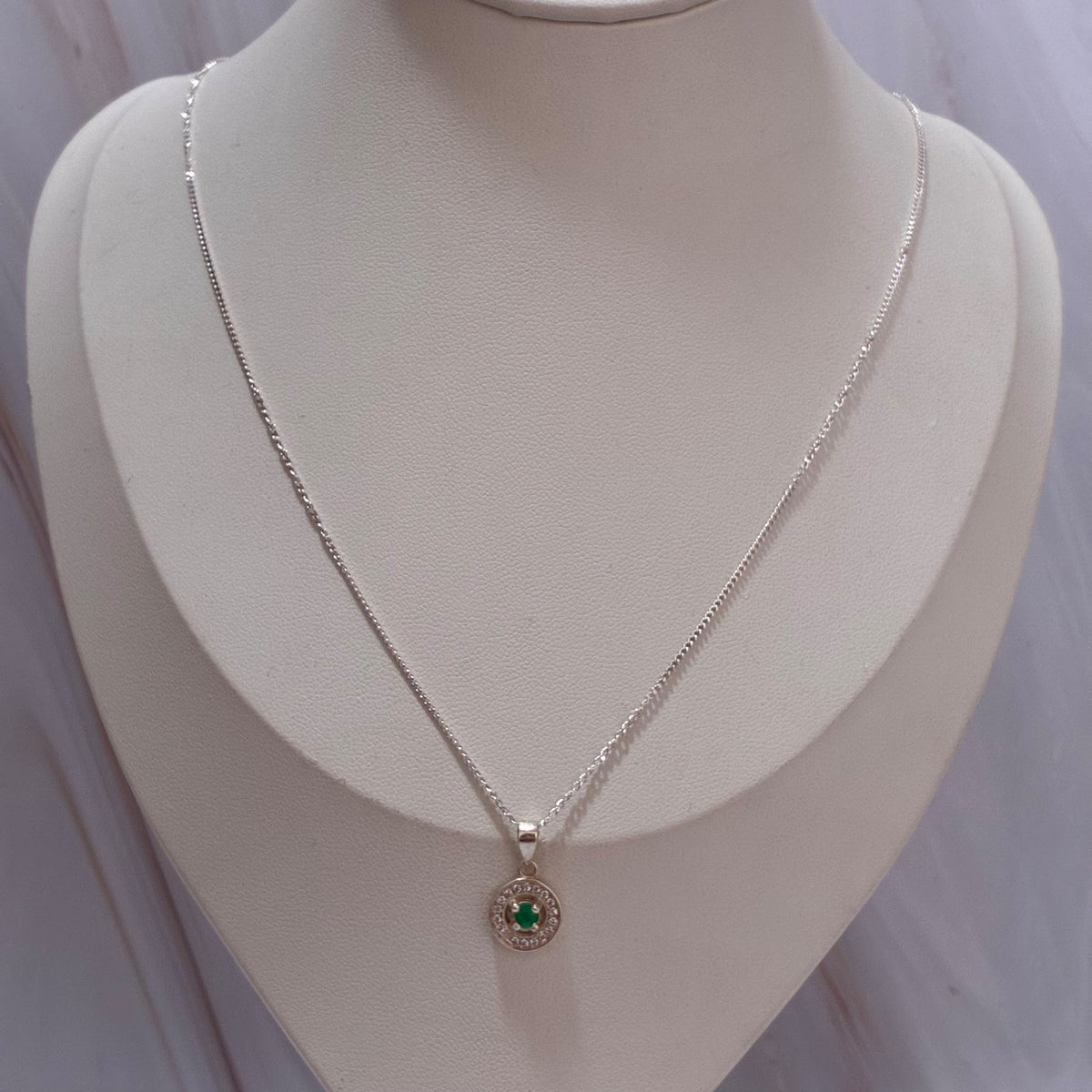 SET CADENA MINI CUBANA + DIJE CIRCULAR + PIEDRAS BLANCAS + ESMERALDA NATURAL 45CM PLATA 925