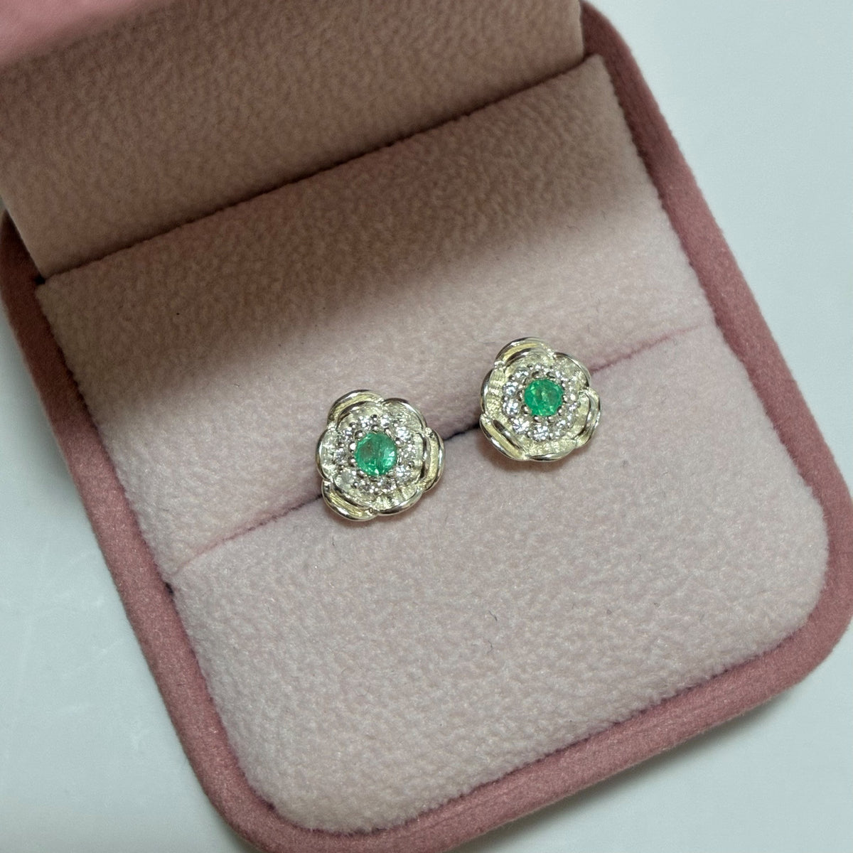 TOPOS BRILLOS DE FLOR + PIEDRAS BALNCAS + ESMERALDA NATURAL PLATA 925