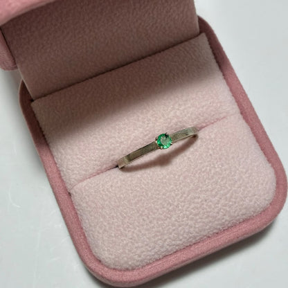 ANILLO CHISPA DE ESMERALDA NATURAL TALLA 7 PLATA 925