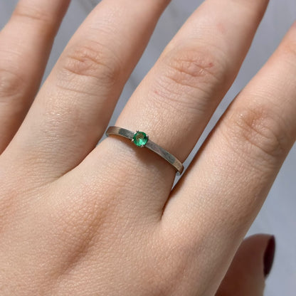 ANILLO CHISPA DE ESMERALDA NATURAL TALLA 7 PLATA 925