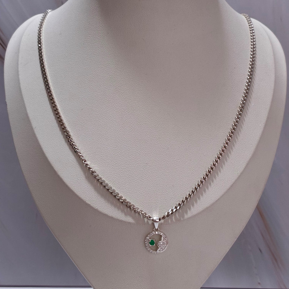 SET CADENA CUBANA + DIJE FLOR DE LOTO + ESMERALDA NATURAL 60CM PLATA 925