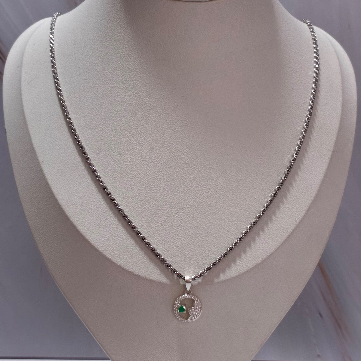 SET CADENA LAZO + DIJE FLOR DE LOTO + ESMERALDA NATURAL 60CM PLATA 925
