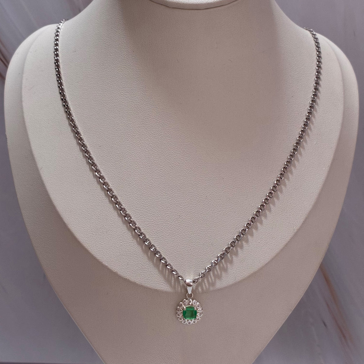 SET CADENA ESCALERA + DIJE PETALOS + ESMERALDA NATURAL 60CM PLATA 925