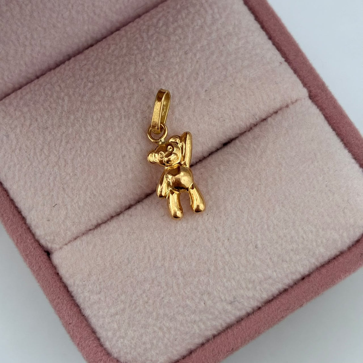 DIJE OSO MANO ALZADA 0,75GR 2CM ORO AMARILLO COL 18K