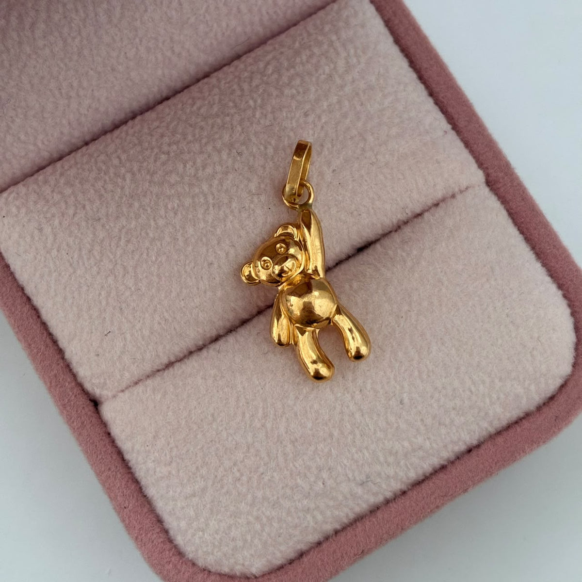 DIJE OSO MANO ALZADA 0,85GR 2CM ORO AMARILLO COL 18K