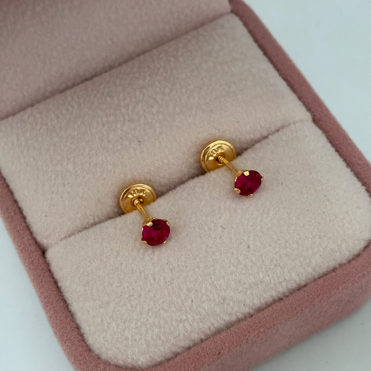 TOPOS PIEDRA FUCSIA 0,6GR 4 MM ORO AMARILLO COL 18K