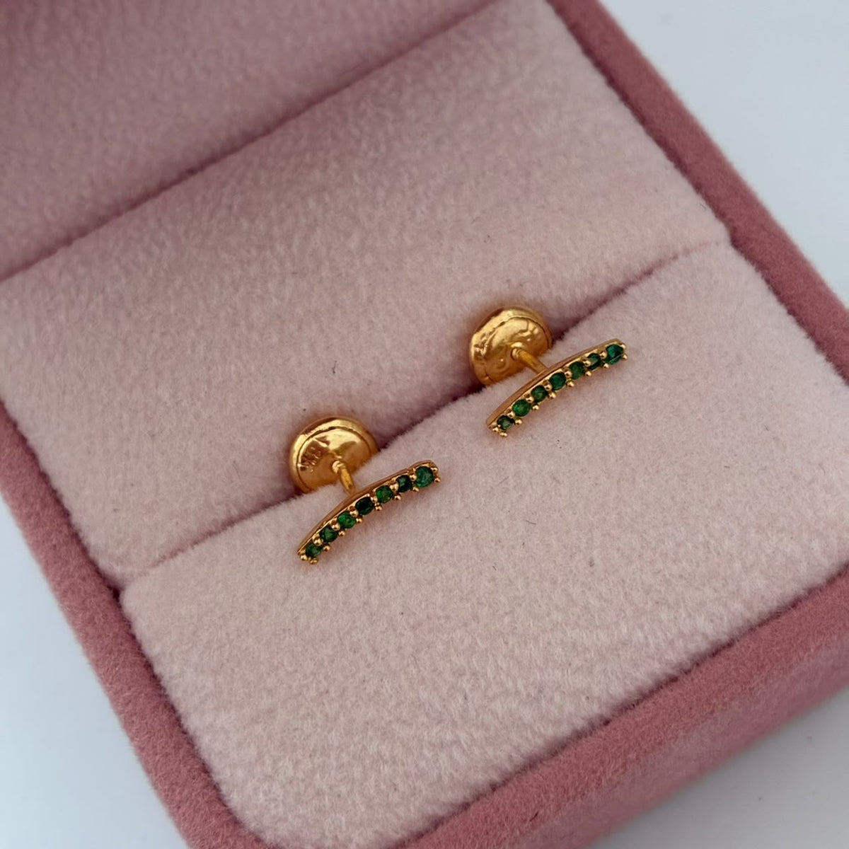 TOPOS LINEA CURVA+PIEDRAS VERDES 0,72GR 1CM ORO AMARILLO COL 18K