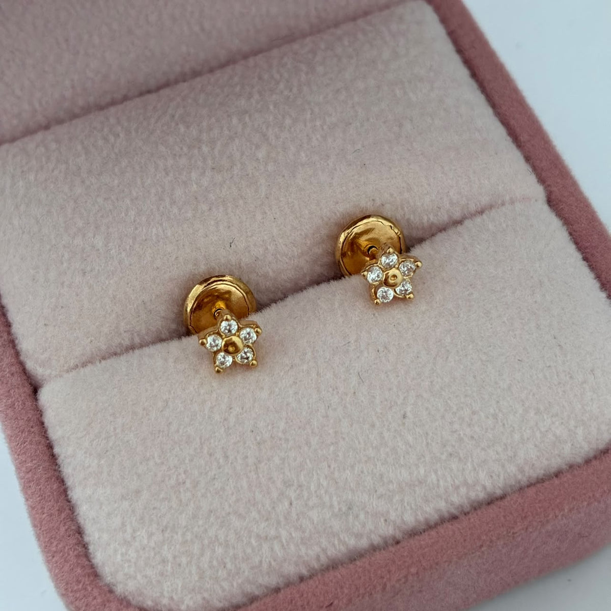 TOPOS FLOR CINCO PETALOS +PIEDRAS BLANCAS 09GR 4,8MM ORO AMARILLO COL 18K