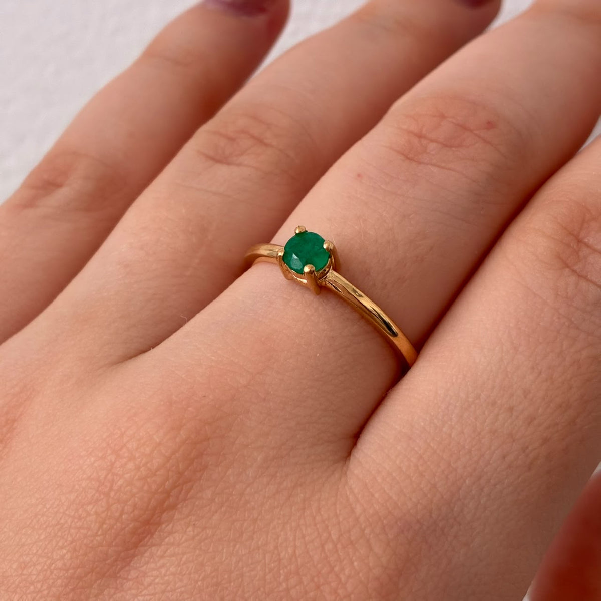 ANILLO SOLITARIO ESMERALDA NATURAL 28 PUNTOS 2,3GR TALLA 7,5 ORO AMARILLO COL 18K