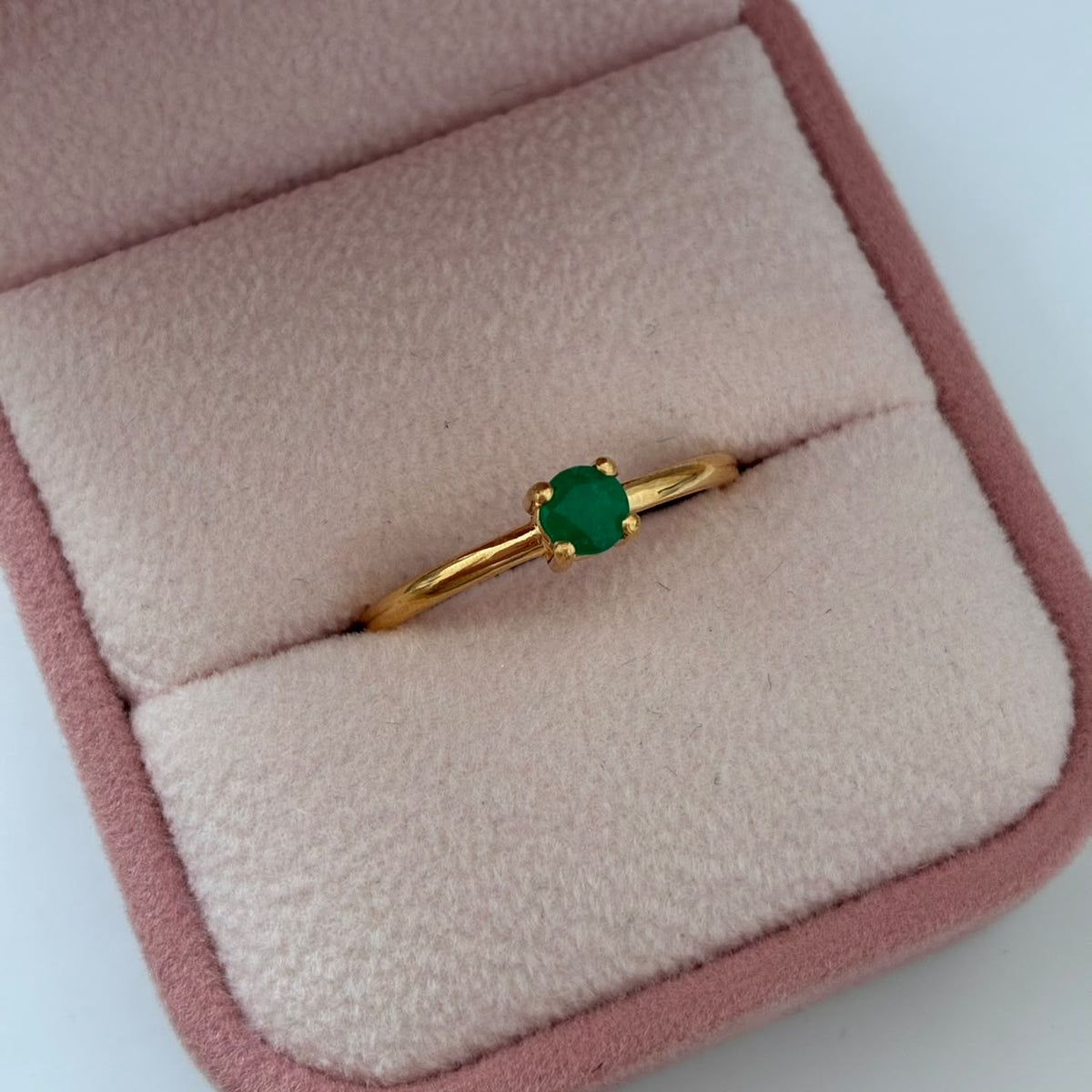 ANILLO SOLITARIO ESMERALDA NATURAL 28 PUNTOS 2GR TALLA 6,5 ORO AMARILLO COL 18K