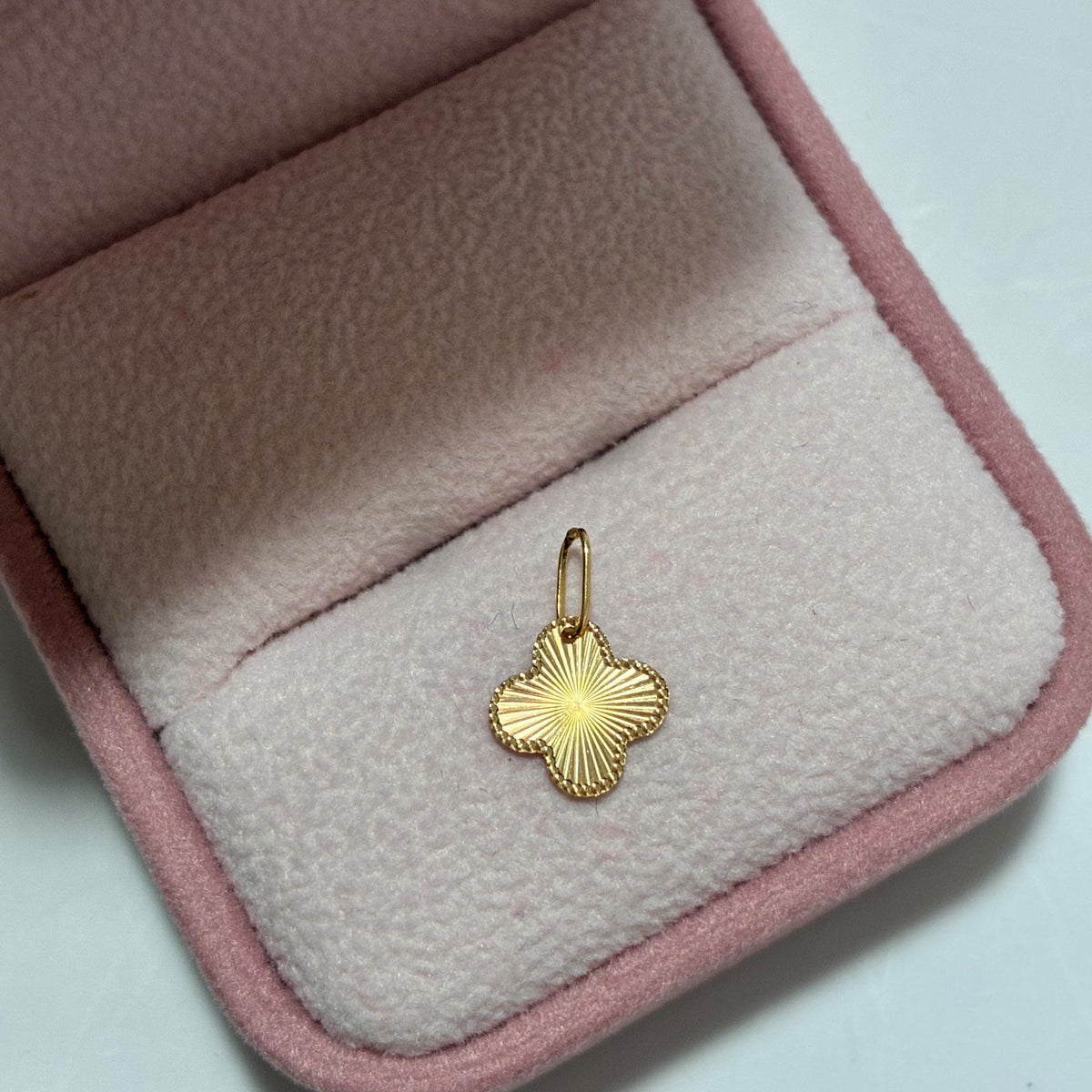 DIJE TREBOL DIAMANTADO 1.3CM ORO AMARILLO COL 18K-0.33GR